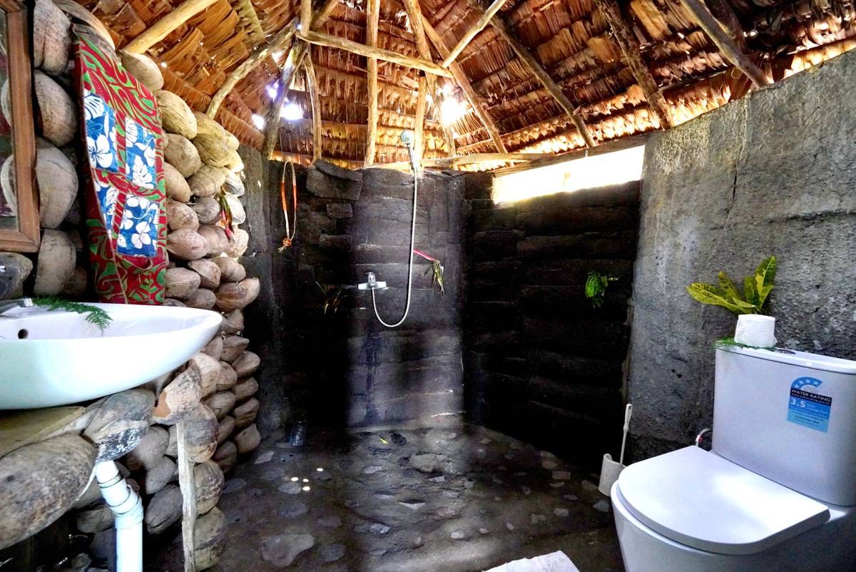 Tanna Lava View Bungalows Toilet and Shower