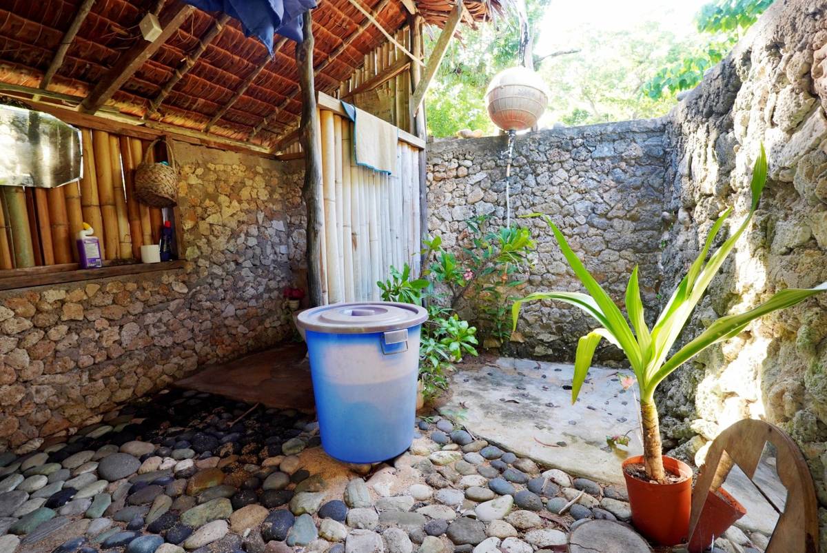 Nanwut Bungalows Uri Island - Shared Bathroom