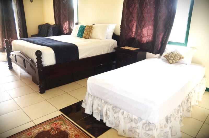 Lovey's Lagoonview Apartments