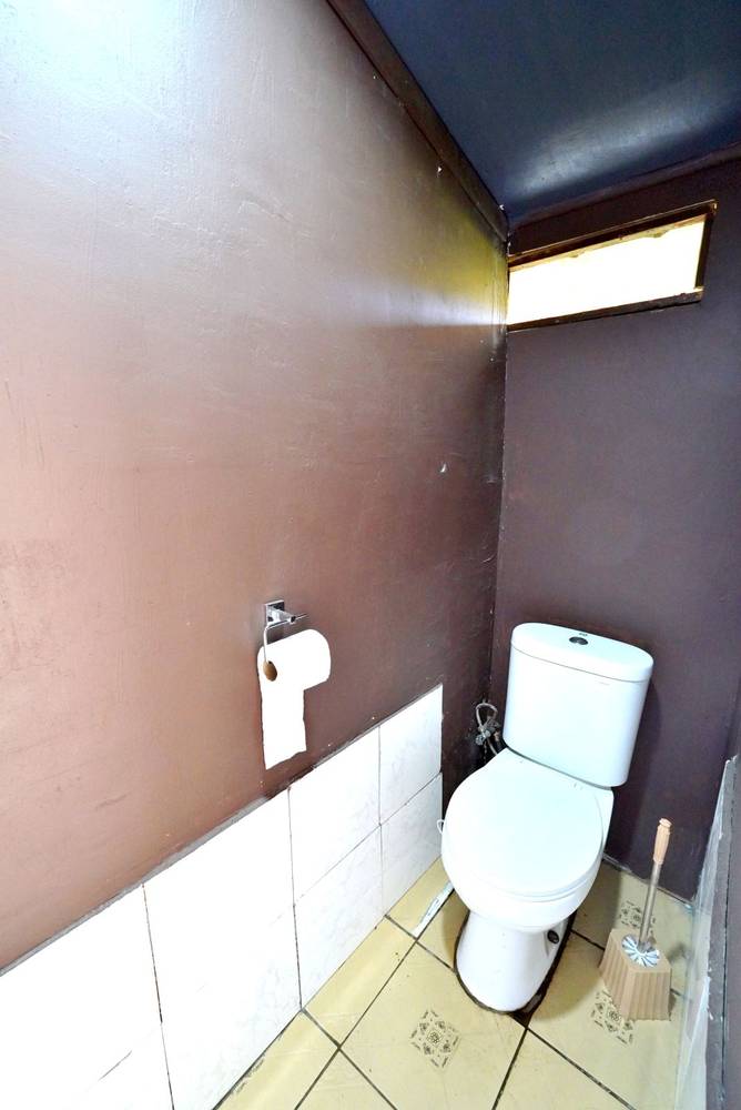 Ellens Guest House Shared Toilet