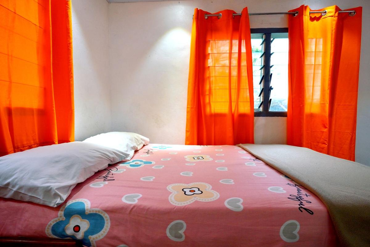 Room 5 (Queen + 2 Bunk Beds) offered by Canal View Motel
