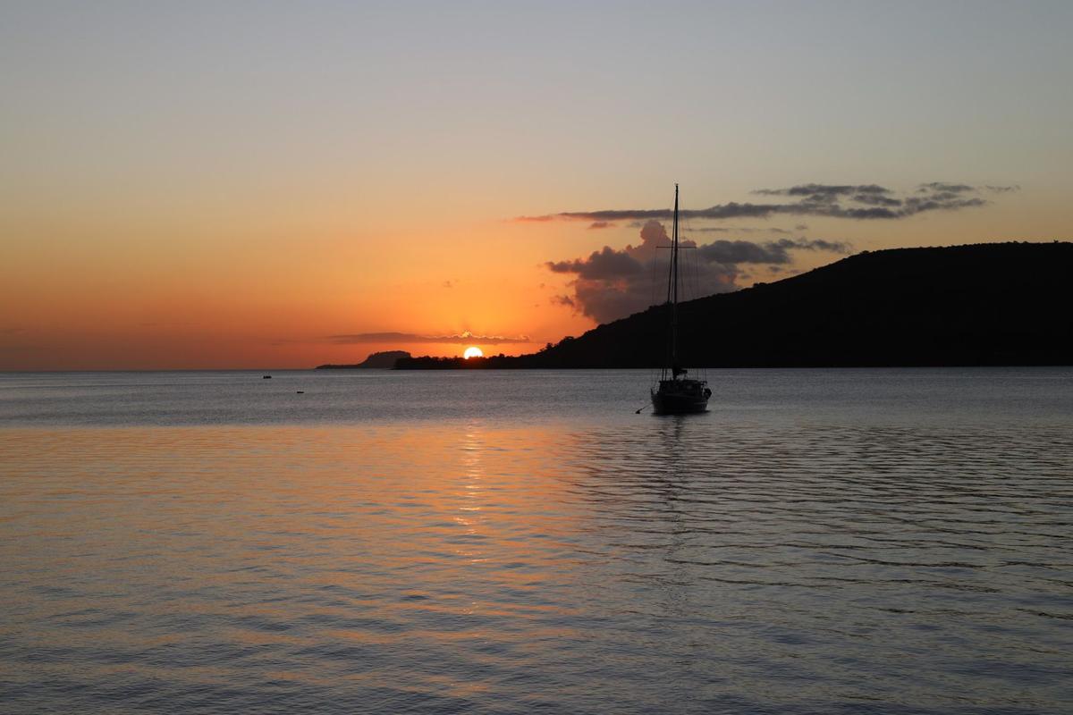 Major Tom: Sunset Cruise + Dinner at Wahoo Bar & Grill