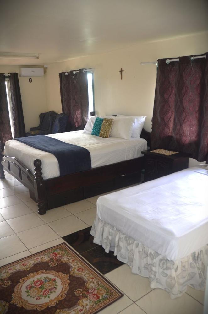 Lovey's Lagoonview Apartments